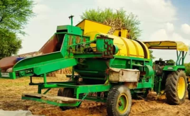 થ્રેસર મશીનઃ થ્રેસર મશીનની મદદથી પાકની કાપણી એક જ દિવસમાં પૂર્ણ કરી શકાય છે. આ સાધનોને ટ્રેક્ટર સાથે જોડીને પણ ચલાવી શકાય છે, જે અનાજને કાપીને ભૂસું અને અનાજને અલગ કરે છે. ભારતમાં, સોયાબીન, ઘઉં, વટાણા, મકાઈ વગેરે સહિત અનાજ અને બીજ પાકની લણણી માટે થ્રેશરનો ઉપયોગ કરવામાં આવે છે. આ મશીન લણણી માટે મજૂરો પરની નિર્ભરતા ઘટાડે છે, જેનાથી નાણાંની બચત થાય છે. કસ્ટમ હાયરિંગ સેન્ટરોમાંથી ખેડૂતોને થ્રેસર પણ ભાડે આપવામાં આવે છે. તેમાં ડ્રાઇવ પુલી, પંખો/બ્લોઅર, સ્પાઇક્સ, સિલિન્ડર, અંતર્મુખ, ફ્લાયવ્હીલ, ફ્રેમ, ટોઇંગ હૂક, ઉપરની ચાળણી, નીચેની ચાળણી, ટ્રાન્સપોર્ટ વ્હીલ, સસ્પેન્શન લીવર, કેન પુલી, શટર પ્લેટનો સમાવેશ થાય છે, જેના કારણે અનાજ અલગ પડે છે