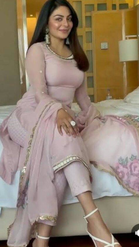 ਇਸ ਦੇ ਨਾਲ ਨਾਲ ਪੰਜਾਬ ਭਰ 'ਚ ਨੀਰੂ ਦੀ ਜ਼ਬਰਦਸਤ ਫੈਨ ਫਾਲੋਇੰਗ ਹੈ। ਅੱਜ ਅਸੀਂ ਤੁਹਾਨੂੰ ਨੀਰੂ ਬਾਜਵਾ ਬਾਰੇ ਅਜਿਹੀ ਗੱਲ ਦੱਸਣ ਜਾ ਰਹੇ ਹਾਂ ਜੋ ਸ਼ਾਇਦ ਹੀ ਤੁਸੀਂ ਸੁਣੀ ਹੋਵੇ।