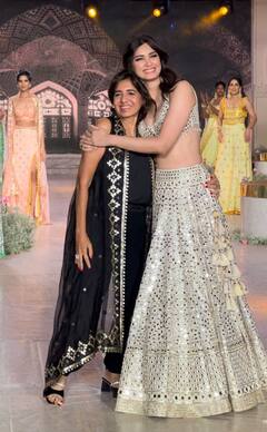 मलाइका अरोड़ा, शिल्पा शेट्टी और डायना पेंटी ने रैंप पर बिखेरा खूबसूरती का जलवा, लहंगा-चोली पहन लहराई जुल्फें