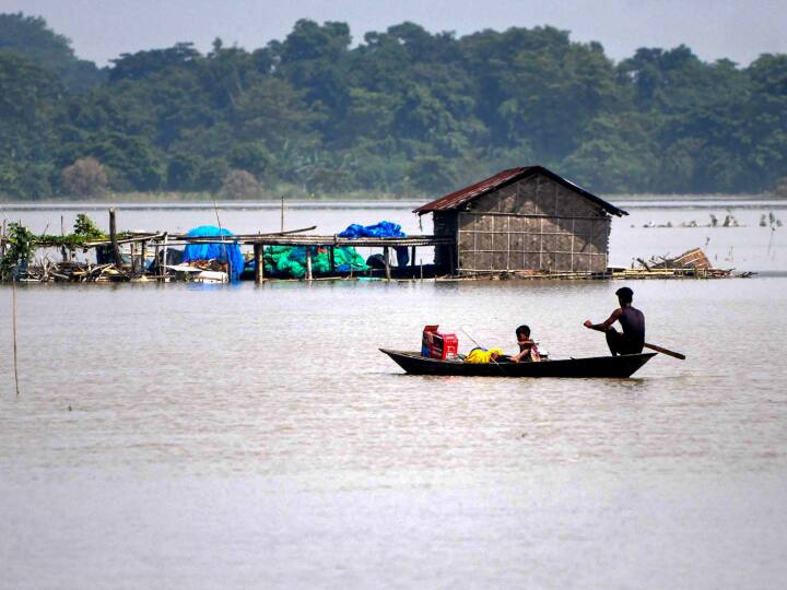 असम में बाढ़ की स्थिति गंभीर बनी हुई है और बृहस्पतिवार तक चार लाख से अधिक लोग प्रभावित हुए हैं क्योंकि ब्रह्मपुत्र नदी कई स्थानों पर उफान पर है. बाढ़ के कारण एक व्यक्ति की मौत हो गई. बाढ़ के कारण 19 जिलों में कुल 4,03,313 लोग प्रभावित हुए हैं, जबकि एक दिन पहले 22 जिलों के 3,40,937 लोग प्रभावित थे.