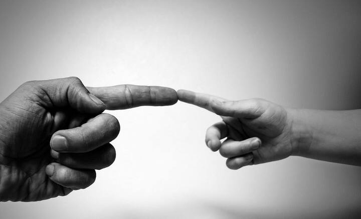 মাত্র কয়েকশো জনকে নিয়েই টিকেছিল পৃথিবী। এক বা দু’বছর নয়, প্রায় ১ লক্ষ বছর পৃথিবীর জনসংখ্যা ২ হাজারেরও কম ছিল বলে উঠে এল নয়া গবেষণায়।