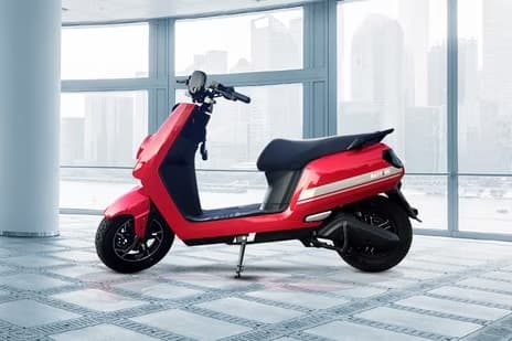 BattRE Electric IOT Electric Scooter: આજકાલ લોકો પેટ્રોલથી ચાલતા સ્કૂટર છોડીને ઇલેક્ટ્રિક સ્કૂટર તરફ વળ્યા છે. આ જોઈને વાહન નિર્માતા કંપનીઓ સતત પોતાના નવા ઇલેક્ટ્રિક સ્કૂટર બજારમાં ઉતારી રહી છે. હવે તમને દેશના ટુ વ્હીલર માર્કેટમાં ઇલેક્ટ્રિક સ્કૂટરની લાંબી રેન્જ જોવા મળશે.