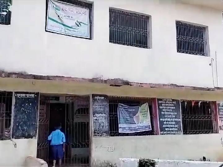 शाळेची इमारत फार जीर्ण झाली असून कधीही कोसळू शकते त्यामुळे वर्गखोल्यात बसवून विद्यार्थ्यांना शिक्षण देणे धोकादायक झाले आहे.