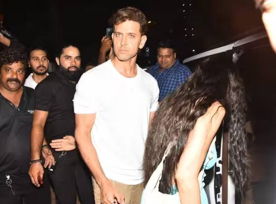 हृतिक रोशन त्याची गर्लफ्रेंड सबा आझादसोबत डिनरला जाताना दिसला. विशेष म्हणजे यावेळी हृतिकची दोन्ही मुलंही त्याच्यासोबत होती.