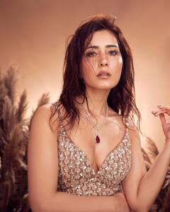 Raashii Khanna Photo: ડીપ નેક બ્લાઉઝમા રાશિ ખન્નાનો કાતિલ અંદાજ, તસવીરો પરથી નજર નહીં હટે