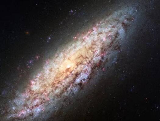 ਇਹ ਆਕਾਸ਼ ਗੰਗਾ ਦੀ ਤਸਵੀਰ ਹੈ। ਤਸਵੀਰ ਵਿੱਚ ਇਹ ਤੁਹਾਨੂੰ ਜਿੰਨੀ ਛੋਟੀ ਲੱਗ ਰਹੀ ਹੈ ... ਅਸਲ ਵਿੱਚ ਇਹ ਬਹੁਤ ਵੱਡੀ ਹੈ। ਇਸ ਦੇ ਆਕਾਰ ਦਾ ਅੰਦਾਜ਼ਾ ਇਸ ਤੱਥ ਤੋਂ ਲਗਾਇਆ ਜਾ ਸਕਦਾ ਹੈ ਕਿ ਇਸ ਇਕ ਆਕਾਸ਼ਗੰਗਾ ਵਿਚ ਧਰਤੀ ਵਰਗੇ ਕਈ ਗ੍ਰਹਿ ਸਮਾ ਸਕਦੇ ਹਨ।