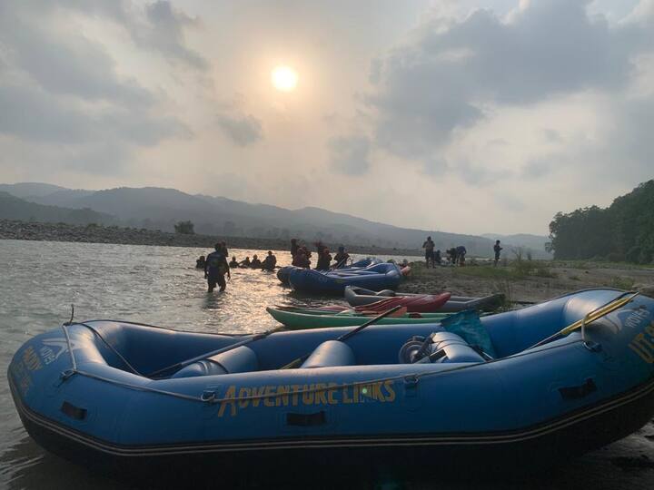 कंपनियां सरकार के मानकों का पालन करती हैं. रिवर राफ्टिंग करने वालों को कोसी नदी के बीचो-बीच स्थित गर्जिया माता मंदिर से कॉर्बेट टाइगर रिजर्व और रामनगर फॉरेस्ट डिविजन पार करना होता है. रामनगर के प्राकृतिक नजारे आपको झूमने पर मजबूर कर देंगे.