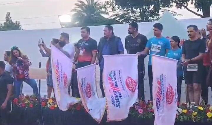 खासदार उदयनराजे भोसले यांच्या उपस्थितीत  हाफ मॅरेथॉन स्पर्धेला सुरुवात झाली आहे.