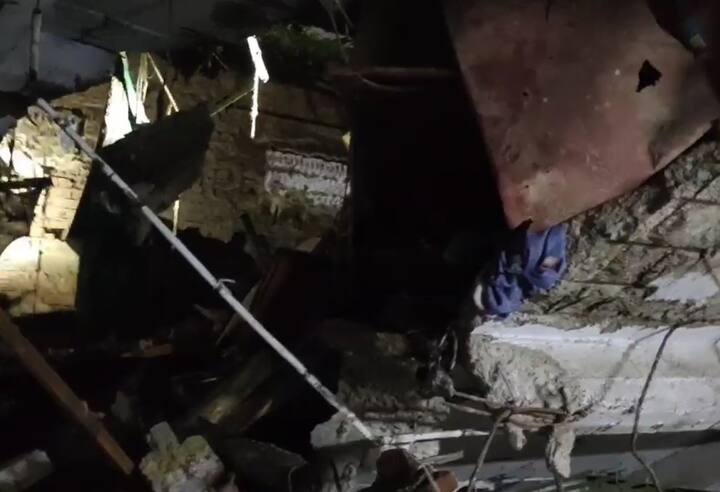 घटनेची माहिती मिळताच स्थानिकांच्या मदतीने चार जणांना सुखरूप बाहेर काढण्यात आले आहे.