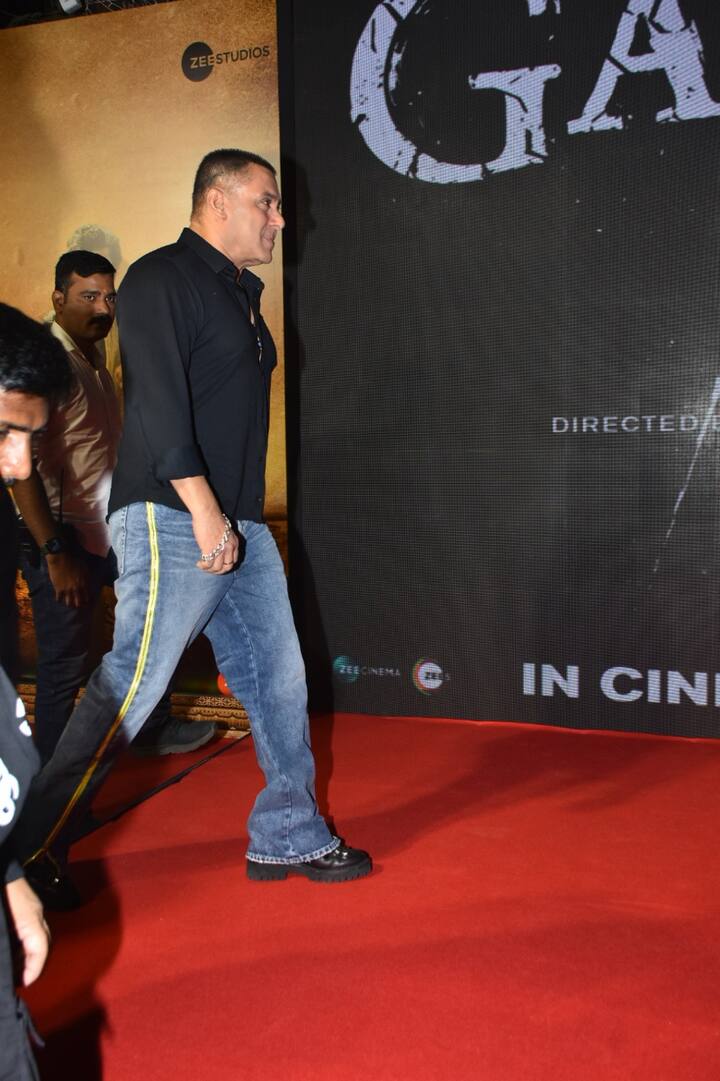 सलमान खान जहां जातें हैं वहां चार चांद लगा देते हैं. सनी देओल ने गदर 2 की सक्सेस पार्टी रखी तो सलमान खान ने भी वहां शिरकत की और अपने लुक के साथ सबका ध्यान खींच लिया.