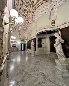 Hemangi Kavi: हेमांगी कवीनं शेअर केले मुंबईच्या 'रॉयल ऑपेरा हाऊस'मधील खास फोटो; म्हणाली, 'सगळा रॉयल कारभार...'