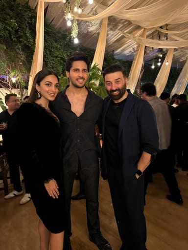 बीते दिन यानि 2 सितंबर को सनी देओल ने ‘गदर 2’ की अपार सफलता की खुशी में अपने घर पर एक शानदार पार्टी रखी थी. जिसमें कियारा अपने हसबैंड सिद्धार्थ मल्होत्रा के साथ पहुंची थीं.