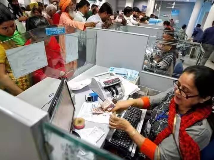ग्राहक cms.rbi.org.in पर, CrPC@rbi.org.in ईमेल भेजकर और टोल फ्री नंबर 14448 पर शिकायत दर्ज करा सकते हैं. इसके अलावा आप बैंक के टोल फ्री नंबर पर भी कॉल कर सकते हैं.