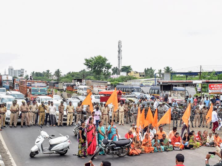 Jalna Protest: महाराष्ट्र के जालना में हिंसा के बाद एसपी पर गिरी गाज, छुट्टी पर भेजा गया SP Tushar Doshi sent on leave after Jalna violence over Maratha Reservation Jalna Protest: महाराष्ट्र के जालना में हिंसा के बाद एसपी पर गिरी गाज, छुट्टी पर भेजा गया