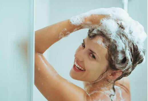 ਰਾਤ ਨੂੰ ਸੌਣ ਤੋਂ ਪਹਿਲਾਂ ਨਹਾਉਣਾ ਤੇ ਗਿੱਲੇ ਵਾਲਾਂ ਨਾਲ ਸੌਣਾ ਸਿਹਤ ਲਈ ਬਿਲਕੁਲ ਵੀ ਚੰਗਾ ਨਹੀਂ ਹੈ। ਗਿੱਲੇ ਵਾਲਾਂ ਨਾਲ ਸੌਣ ਨਾਲ ਸਿਰਹਾਣਾ ਨਮੀ ਨੂੰ ਸੋਖ ਲੈਂਦਾ ਹੈ। ਜਿਸ ਕਾਰਨ ਇਸ 'ਤੇ ਹਾਨੀਕਾਰਕ ਬੈਕਟੀਰੀਆ ਵਧਣਾ ਸ਼ੁਰੂ ਹੋ ਜਾਂਦਾ ਹੈ। ਇਸ ਕਾਰਨ ਸਿਰ ਅਤੇ ਖੋਪੜੀ 'ਤੇ ਖਾਰਸ਼, ਜਲਨ ਅਤੇ ਡੈਂਡਰਫ ਵਰਗੀਆਂ ਸਮੱਸਿਆਵਾਂ ਹੋ ਸਕਦੀਆਂ ਹਨ।