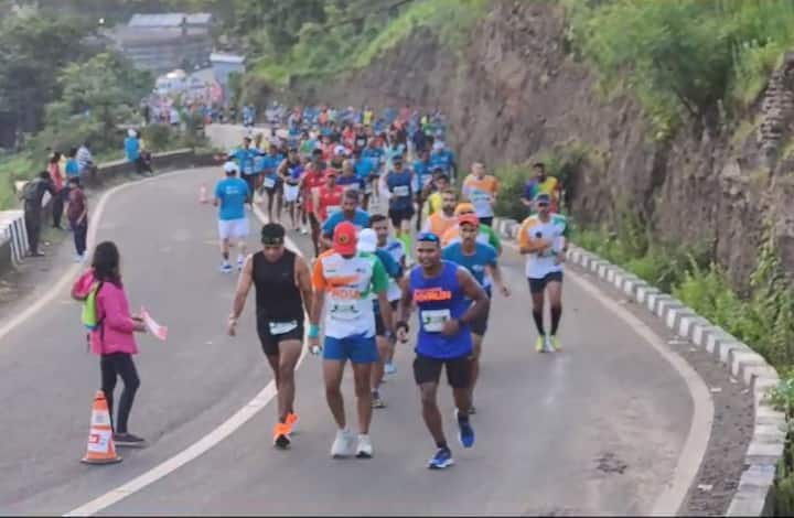 साडेसात हजार स्पर्धकांनी हाफ मॅरेथॉन स्पर्धेत सहभाग घेतला आहे. अतिश्य उत्साहाच्या वातावरणात स्पर्धेला सुरुवात झाली आहे.