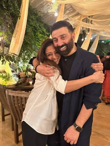 इसके अलावा कई फिल्मों में सनी देओल की कोस्टार रही उम्दा एक्ट्रेस तब्बू भी इस पार्टी में पहुंची. जो सनी देओल के गले लगे हुए नजर आईं.