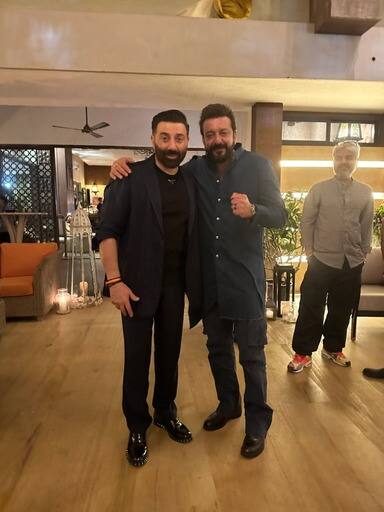 इनके अलावा एक फोटो में सनी देओल संजय दत्त के साथ भी नजर आ रहे हैं. दोनों इस तस्वीर में काफी खुश लग रहे हैं.