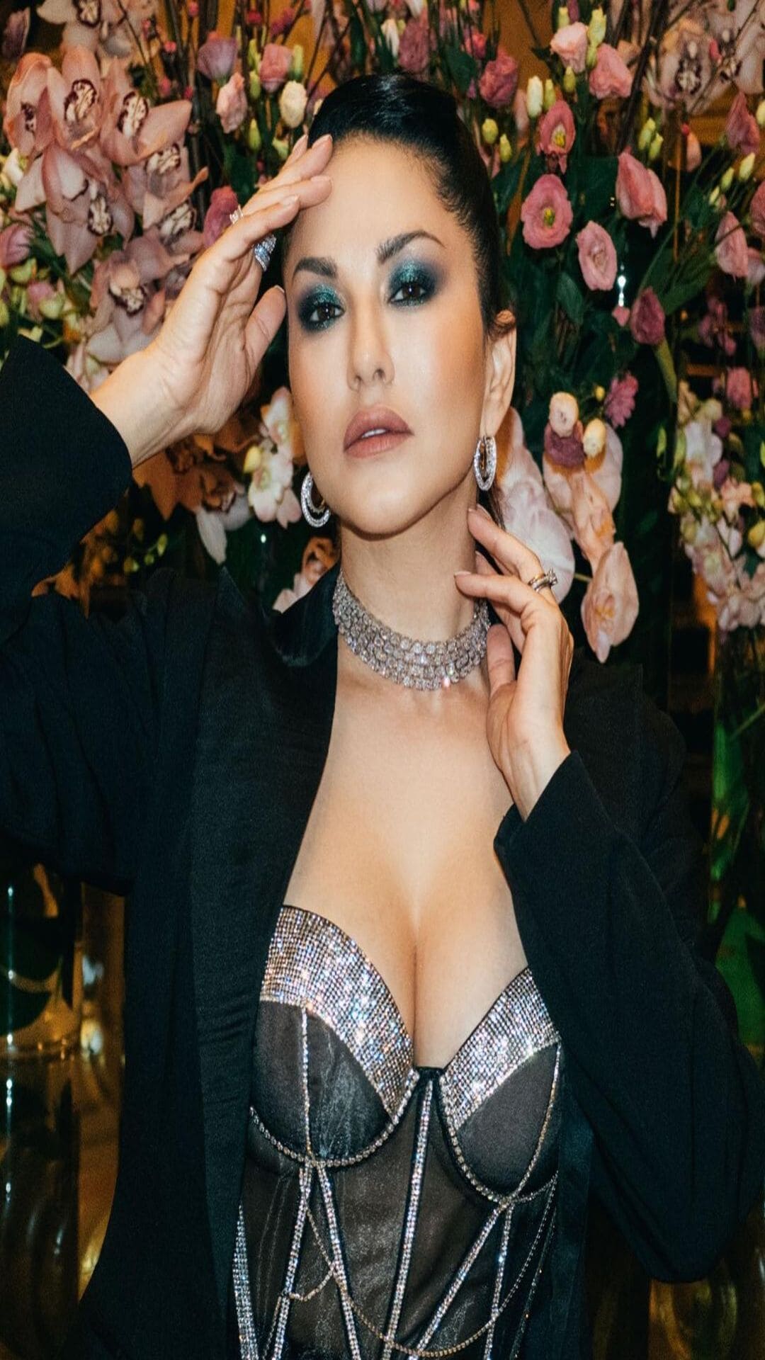 This time, she is grabbing eyeballs in a corseted black dress.