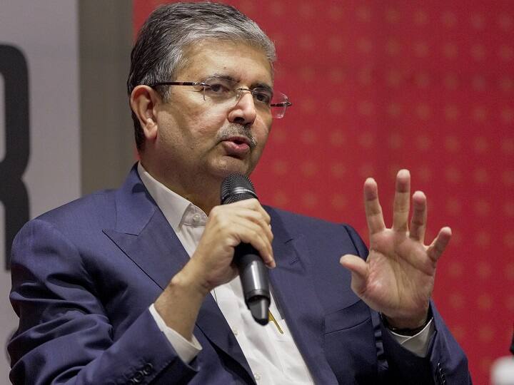 Uday Kotak Net Worth: उदय कोटक ने कोटक महिंद्रा बैंक को कुल 35 साल के लंबे वक्त के लिए लीड किया है. बैंक की स्थापना साल 1985 में की गई थी और उस समय यह एक नॉन बैंकिंग फाइनेंशियल कंपनी हुआ करती थी. इसके बाद यह 2003 में कमर्शियल बैंक बना.