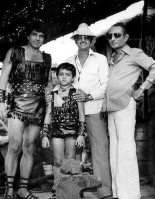 जब मुझे वो ड्रेस पहना दी तो मैं भवर लाल के पास गया जो पापा के साथ काम करते थे, तो मैंने कहा- भंवर मेरे पास अंडरवेयर नहीं है.