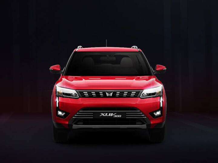 इस लिस्ट में पहला नाम महिंद्रा एक्सयूवी300 का है. जिसे आप 9.29 लाख रुपए एक्स-शोरूम की शुरुआती कीमत पर घर ला सकते हैं.