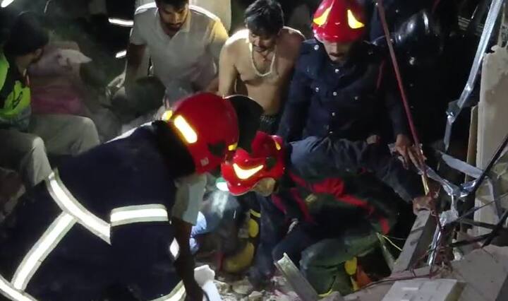 दोन मजली इमारतीच्या मागच्या बाजूचा भाग पूर्णतः  कोसळला आहे. ज्यामध्ये अनेक जण इमारतीच्या ढिकार्‍याखाली दाबले गेले आहेत.