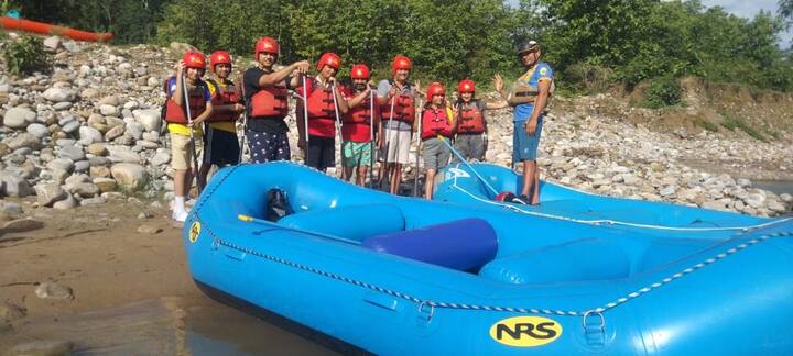 उत्तराखंड आनेवाले सैलानियों के लिए खुशी की खबर है. अब रिवर राफ्टिंग का आनंद ऋषिकेश के अलावा भी उठाया जा सकता है. ऋषिकेश की पहचान रिवर राफ्टिंग के लिए की जाती है. हर साल लाखों की संख्या में सैलानी रिवर राफ्टिंग करने ऋषिकेश आते हैं.