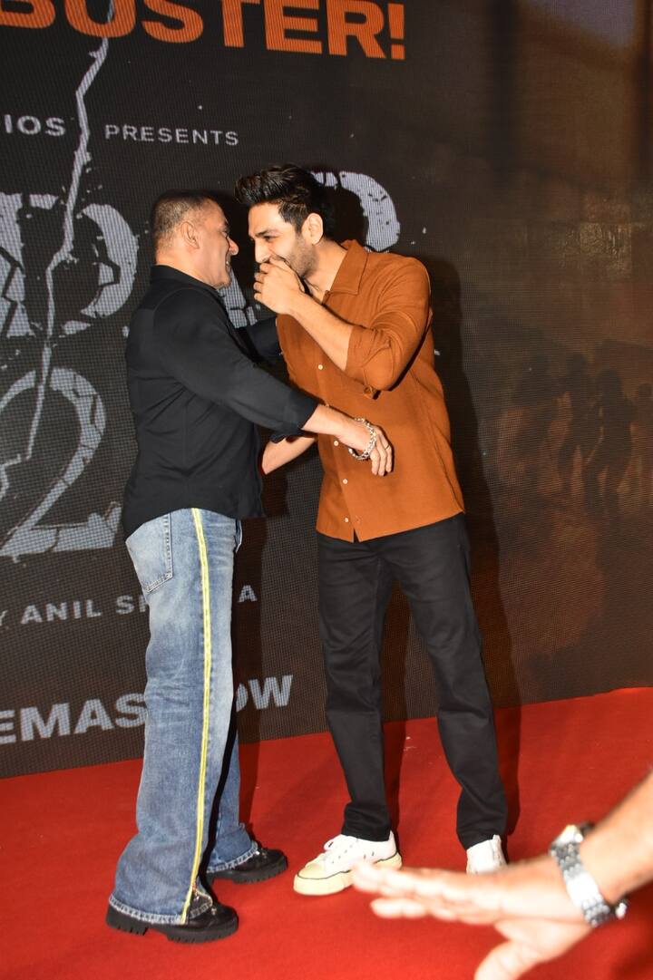 कार्तिक संग सलमान खान को कानाफूसी करते और हंसी ठिठोली करते देखा गया. दोनों एक्टर्स की साथ में तस्वीरें वायरल हो रही हैं.