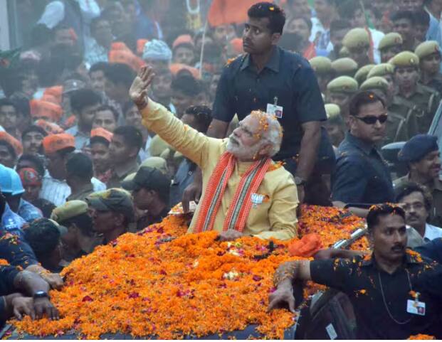 ਹੁਣ ਇਹ ਅੰਦਾਜ਼ੇ ਲਗਾਏ ਜਾ ਰਹੇ ਹਨ ਕਿ ਪੀਐਮ ਮੋਦੀ 2024 ਦੀਆਂ ਚੋਣਾਂ ਵੀ ਸਮੇਂ ਤੋਂ ਪਹਿਲਾਂ ਕਰਵਾ ਸਕਦੇ ਹਨ। ਕਈ ਲੋਕ ਤਾਂ ਇਹ ਵੀ ਦਾਅਵਾ ਕਰਦੇ ਹਨ ਕਿ ਦਸੰਬਰ ਤੱਕ ਭਾਜਪਾ ਨੇ ਸਾਰੇ ਸੂਬਿਆਂ ਵਿੱਚ ਹੋਟਲ ਤੇ ਵੱਡੀ ਗਿਣਤੀ ਵਿੱਚ ਹੈਲੀਕਾਪਟਰ ਬੁੱਕ ਕਰ ਲਏ ਹਨ। ਇਸ ਦੇ ਨਾਲ ਹੀ ਇਕਜੁੱਟ ਵਿਰੋਧੀ ਧਿਰ ਦੀ ਵਧਦੀ ਗਿਣਤੀ ਵੀ ਐਨਡੀਏ 'ਤੇ ਅਜਿਹਾ ਕਰਨ ਲਈ ਦਬਾਅ ਬਣਾ ਰਹੀ ਹੈ।