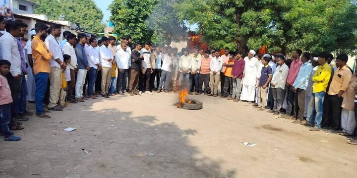 औरंगाबाद जिल्ह्यात आज अनेक ठिकाणी बंदची हाक देण्यात आली आहे. तर कुठे आठवडी बाजार बंद ठेवण्याचा निर्णय घेण्यात आला आहे. तर काही ठिकाणी टायर पेटवून जालना येथील घटनेचा निषेध करण्यात येत आहे.