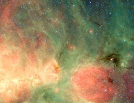 ਇਸ ਤਸਵੀਰ ਨੂੰ ਵੇਖੋ। ਤੁਸੀਂ ਇੱਥੇ ਜਿਹੜੇ ਰੰਗੀਨ ਬੱਦਲ ਦੇਖ ਰਹੇ ਹੋ ਉਹ ਗੈਸ ਅਤੇ ਧੂੜ ਦੇ ਕਣ ਹਨ। ਇਸ ਦੇ ਨਾਲ ਹੀ ਦੂਰ-ਦੂਰ ਤੱਕ ਚਮਕਦੇ ਤਾਰੇ ਵੱਡੇ-ਵੱਡੇ ਗ੍ਰਹਿ ਹਨ।