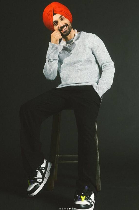 ਦੱਸ ਦੇਈਏ ਕਿ ਹਾਲ ਹੀ ਵਿੱਚ ਦਿਲਜੀਤ ਦਾ ਗੀਤ Palpita ਰਿਲੀਜ਼ ਹੋਇਆ ਹੈ। ਇਸਦੀ ਖਾਸੀਅਤ ਇਹ ਹੈ ਕਿ ਇਸ ਵਿੱਚ ਦਿਲਜੀਤ ਕੋਲੰਬੀਆ ਦੇ ਗਾਇਕ ਅਤੇ ਗੀਤਕਾਰ Camilo ਨਾਲ ਗਾਉਂਦੇ ਹੋਏ ਦਿਖਾਈ ਦੇ ਰਹੇ ਹਨ। ਦੋਵਾਂ ਦਾ ਇਸ ਗੀਤ ਵਿੱਚ ਅੰਦਾਜ਼ ਪ੍ਰਸ਼ੰਸਕਾਂ ਨੂੰ ਬੇਹੱਦ ਪਸੰਦ ਆ ਰਿਹਾ ਹੈ।