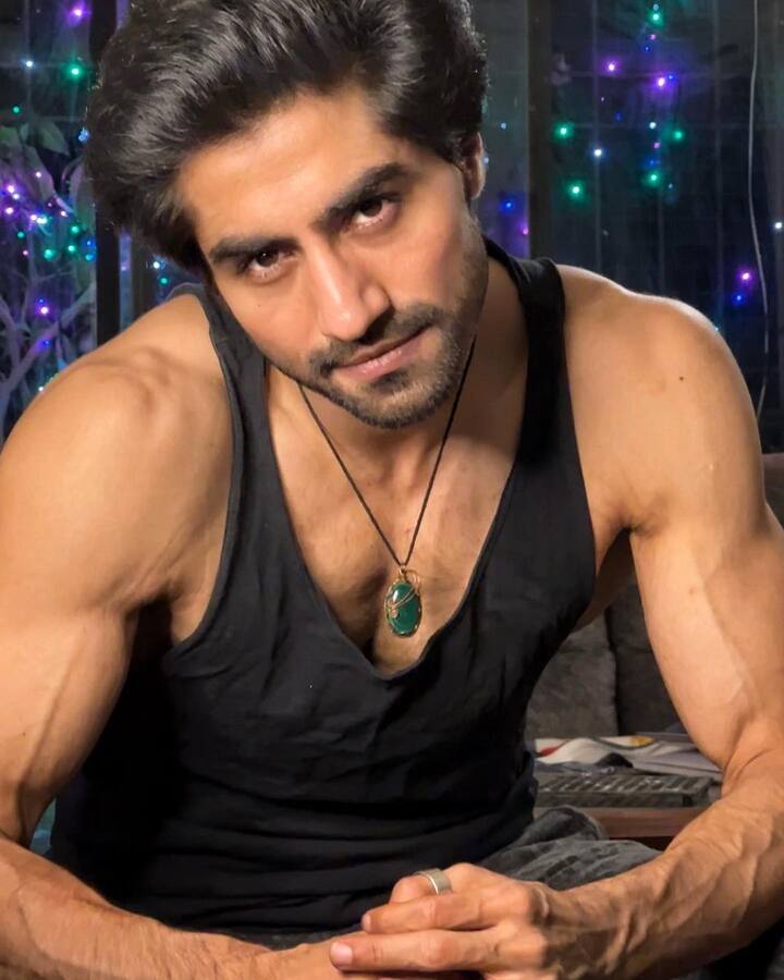 ये रिश्ता क्या कहलाता है टीवी का सबसे लंबे समय तक चलने वाला शो है. शो को अभी भी दर्शकों का भरपूर प्यार मिल रहा है. इस शो में हर्षद चोपड़ा के लुक ने भी ध्यान खींचा है.