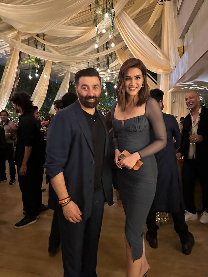 Kriti Sanon, Kiara Advani, Sidharth Malhotra, Varun Dhawan and other actors of this generation also marked their presence at the 'Gadar 2' success bash.