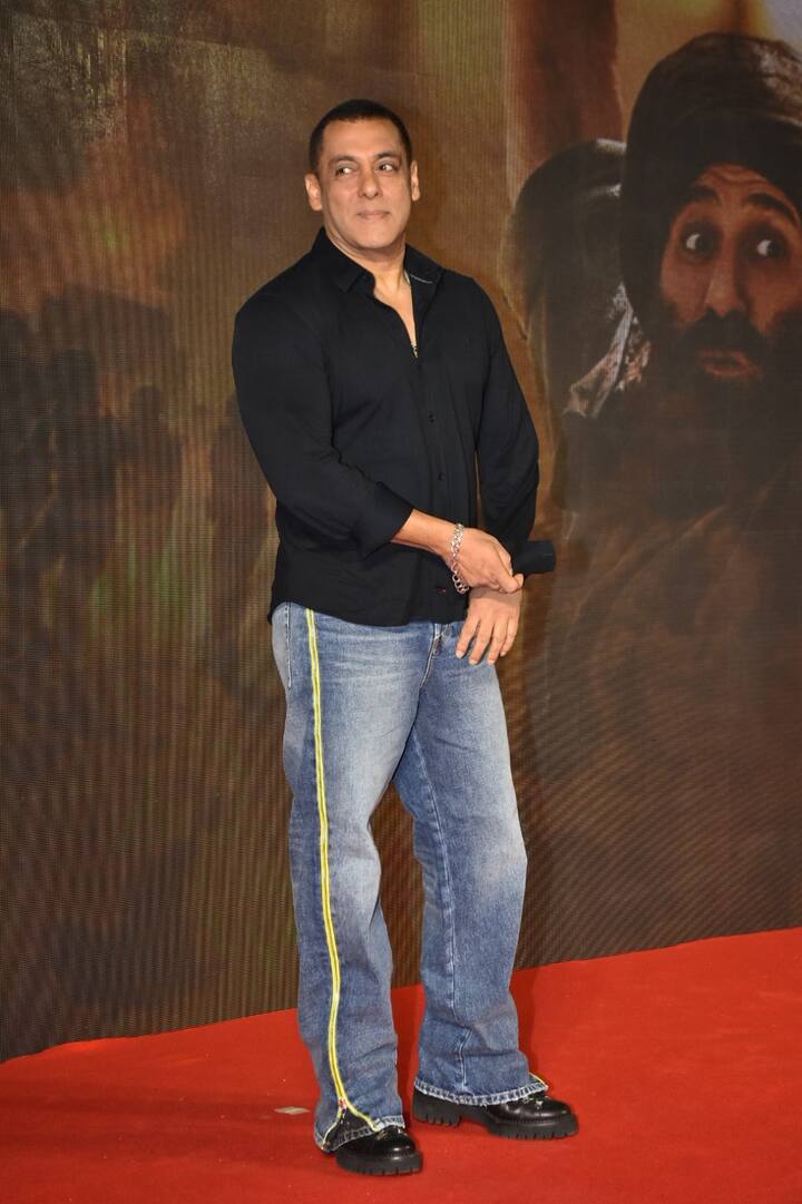 पार्टी के लिए पहुंचे सलमान से पैप्स ने दरख्वास्त की कि वे भी फोटोज खिचवाएं ऐसे में सलमान का मूड काफी मस्तीभरा नजर आया गया. सलमान ने अपनी शर्ट की स्लीव्स चढ़ाईं और पोज देने शुरू कर दिए.