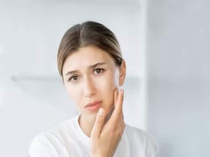 skin-care-tips-face-swelling-causes-prevention-and-home-remedies Health Tips : तुमच्या चेहऱ्यावर वेळोवेळी सूज येते का? 'ही' कारणे असू शकतात आणि त्यापासून मुक्त होण्यासाठी 'हे' उपाय करा