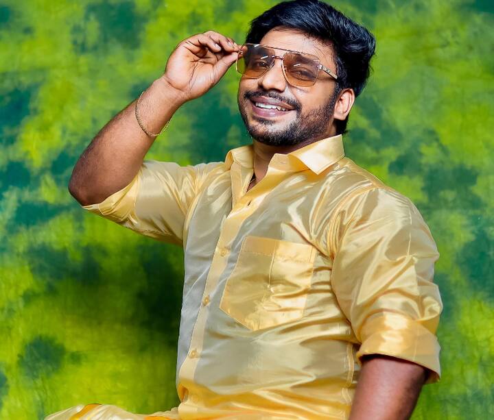 குறிப்பாக அது இது எது, கலக்கப்போவது யாரு ஆகிய நிகழ்ச்சிகளில் தனது காமெடியான உடல்மொழியால் பலரை சிரிக்க வைத்தவர். இந்நிகழ்ச்சிகளில் பெரும்பாலும் பெண் வேடம் தான் ஏற்று நடிப்பார்.