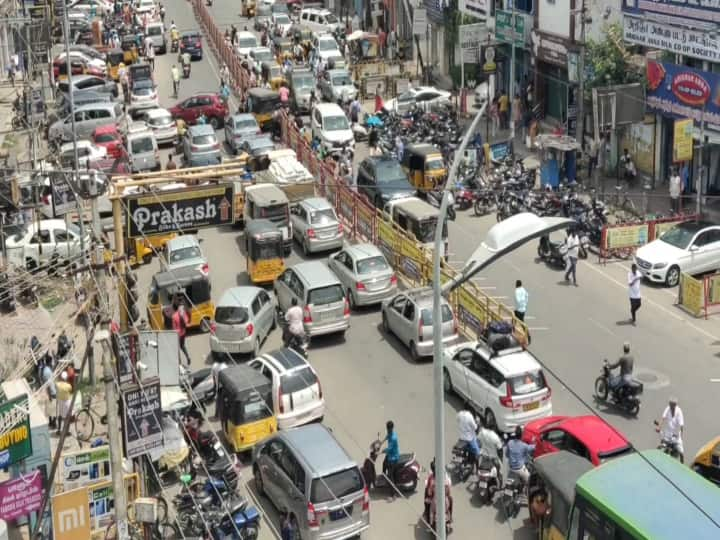 Kanchipuram traffic jams with vehicles crawling along major roads. A new parking lot  opened but people not use பட்டுச்சேலை எடுக்க குவியும் மக்கள்..! வாகன நெரிசலில் ஸ்தம்பிக்கும் காஞ்சிபுரம்..! விரைந்து தீர்வு காணப்படுமா ?