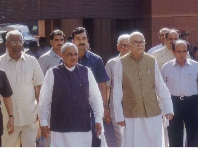 1999 'ਚ ਬਹੁਮਤ ਹਾਸਲ ਕਰਨ ਤੋਂ ਬਾਅਦ ਅਟਲ ਬਿਹਾਰੀ ਵਾਜਪਾਈ ਨੇ 2004 'ਚ ਛੇਤੀ ਚੋਣਾਂ ਵੀ ਕਰਵਾਈਆਂ ਸਨ। ਕਿਹਾ ਜਾਂਦਾ ਹੈ ਕਿ ਆਂਧਰਾ ਪ੍ਰਦੇਸ਼ ਦੇ ਤਤਕਾਲੀ ਮੁੱਖ ਮੰਤਰੀ ਚੰਦਰਬਾਬੂ ਨਾਇਡੂ ਦੇ ਦਬਾਅ ਹੇਠ ਤਤਕਾਲੀ ਪ੍ਰਧਾਨ ਮੰਤਰੀ ਵਾਜਪਾਈ ਨੇ ਸਮੇਂ ਤੋਂ ਪਹਿਲਾਂ ਚੋਣਾਂ ਕਰਵਾਈਆਂ ਸਨ। ਹਾਲਾਂਕਿ ਇਹ ਚੋਣ ਉਨ੍ਹਾਂ ਦੇ ਹੱਕ ਵਿੱਚ ਨਹੀਂ ਰਹੀ। 14ਵੀਆਂ ਲੋਕ ਸਭਾ ਚੋਣਾਂ ਵਿੱਚ ਕਾਂਗਰਸ ਨੂੰ ਭਾਜਪਾ ਨਾਲੋਂ ਵੱਧ ਸੀਟਾਂ ਮਿਲੀਆਂ ਹਨ।