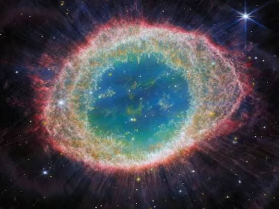 ਇਹ ਤਸਵੀਰ ਵੀ ਅੱਖ ਵਰਗੀ ਲੱਗਦੀ ਹੈ। ਪਰ ਇਹ ਇੱਕ ਨੇਬੂਲਾ ਹੈ, ਜਿੱਥੋਂ ਤਾਰੇ ਬਣਦੇ ਹਨ। ਇਹ ਘਟਨਾਵਾਂ ਧਰਤੀ ਤੋਂ ਲੱਖਾਂ ਪ੍ਰਕਾਸ਼ ਸਾਲ ਦੂਰ ਹੋ ਰਹੀਆਂ ਹਨ, ਇਸ ਲਈ ਅਸੀਂ ਇਨ੍ਹਾਂ ਨੂੰ ਨੰਗੀਆਂ ਅੱਖਾਂ ਨਾਲ ਨਹੀਂ ਦੇਖ ਸਕਦੇ।