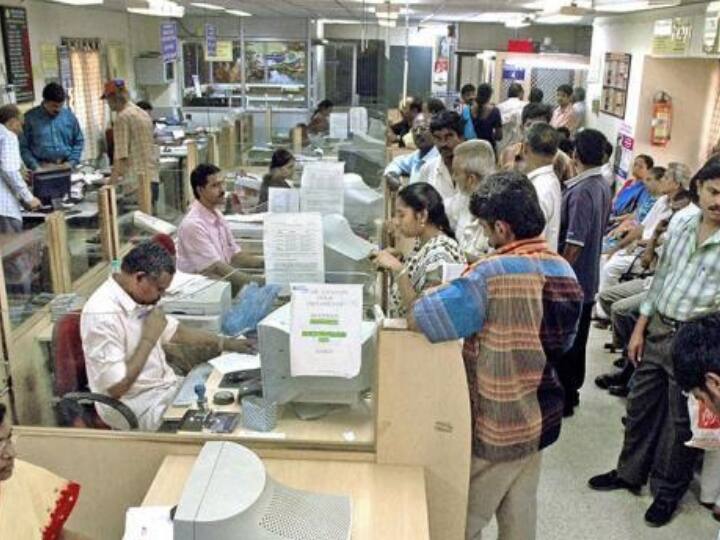 अगर आपको बैंकों के इन अधिकारों के बारे में पता होगा तो आप अपना काम आसानी से पूरा कर सकते हैं और अगर कोई बैंक अधिकारी ये काम करने से इनकार करता है तो आप उसकी शिकायत कर सकते हैं. आइए जानते हैं बैंक में ग्राहकों क्या अधिकार हैं.