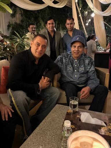 बॉलीवुड के दबंग यानि सलमान खान भी इस पार्टी में पहुंचे थे. जो धर्मेंद के साथ फोटो क्लिक करवाते हुए नजर आए.