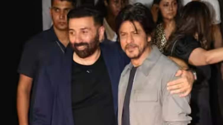 Sunny Deol and Shah Rukh Khan bury the hatchet, share hugs at Gadar 2 party. Gadar 2 party: দীর্ঘ মনোমালিন্য়ের অবসান, 'গদর ২'-এর সাকসেস পার্টিতে খোশমেজাজে ফ্রেমবন্দি শাহরুখ-সানি