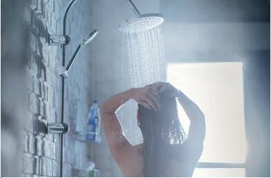 ਹਰ ਰਾਤ ਸੌਣ ਤੋਂ ਪਹਿਲਾਂ ਨਹਾਉਣ ਨਾਲ ਤੁਹਾਡੀ ਨੀਂਦ ਖਰਾਬ ਹੋ ਸਕਦੀ ਹੈ। ਭਾਵੇਂ ਲੋਕ ਮੰਨਦੇ ਹਨ ਕਿ ਇਸ ਨਾਲ ਥਕਾਵਟ ਦੂਰ ਹੋਵੇਗੀ ਅਤੇ ਉਨ੍ਹਾਂ ਨੂੰ ਆਰਾਮ ਮਿਲੇਗਾ ਪਰ ਅਜਿਹਾ ਨਹੀਂ ਹੈ। ਰਾਤ ਨੂੰ ਨਹਾਉਣ ਨਾਲ ਨੀਂਦ ਖਰਾਬ ਹੋ ਸਕਦੀ ਹੈ। ਅਜਿਹਾ ਇਸ ਲਈ ਕਿਉਂਕਿ ਜਦੋਂ ਅਸੀਂ ਗਰਮ ਪਾਣੀ ਨਾਲ ਨਹਾਉਂਦੇ ਹਾਂ ਤਾਂ ਸਰੀਰ ਦਾ ਤਾਪਮਾਨ ਵਧ ਸਕਦਾ ਹੈ। ਇਸ ਕਾਰਨ ਸਰੀਰ ਨੂੰ ਸੌਣ ਦੇ ਸਮੇਂ ਬਾਰੇ ਭੁਲੇਖਾ ਪੈ ਜਾਂਦਾ ਹੈ। ਜੇ ਰਾਤ ਨੂੰ ਇਸ਼ਨਾਨ ਕਰਨਾ ਹੈ ਤਾਂ ਸੌਣ ਤੋਂ ਘੱਟੋ-ਘੱਟ ਦੋ ਘੰਟੇ ਪਹਿਲਾਂ ਇਸ਼ਨਾਨ ਕਰੋ।