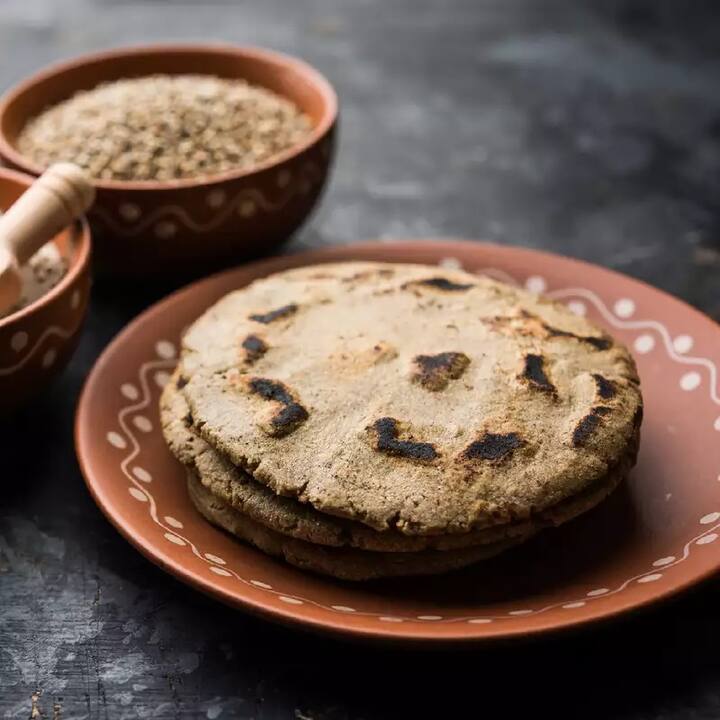 જો આપને જુવારની રોટલી બનાવવી કઠિન લાગતી હોય તો આ ટિપ્સ સમજી લો તેનાથી આસાનીથી જુવારની ગોળ ફુલકા રોટી બનશે.