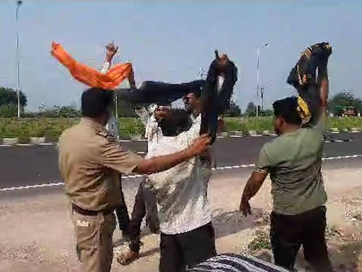 Maratha Protest Akola: जालना जिल्ह्यात शुक्रवारी पोलिसांकडून मराठा आरक्षणासाठी उपोषणाला बसलेल्या कार्यकर्त्यांवर मोठ्या प्रमाणात लाठीचार्ज करण्यात आला, या संतप्त घटनेनंतर मराठा समाज एकवटला आहे.