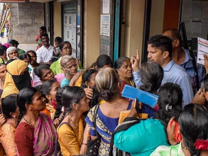 बैंक अधिकारियों के दुर्व्यवहार की खबरें कई बार सामने आ चुकी हैं. बैंक अधिकारी कई बार लंच कहकर अपने काम को टाल देते हैं और घंटों तक ब्रेक पर रहते हैं. मगर बैंक अधिकारी ऐसा नहीं कर सकते हैं.