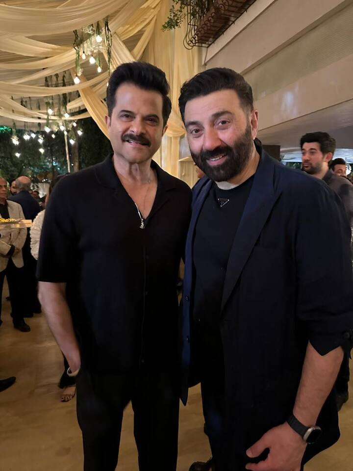 Veteran actor Anil Kapoor also arrived at the success bash sporting an all black look. Sunny looked handsome in a black t-shirt and a navy blue pantsuit.