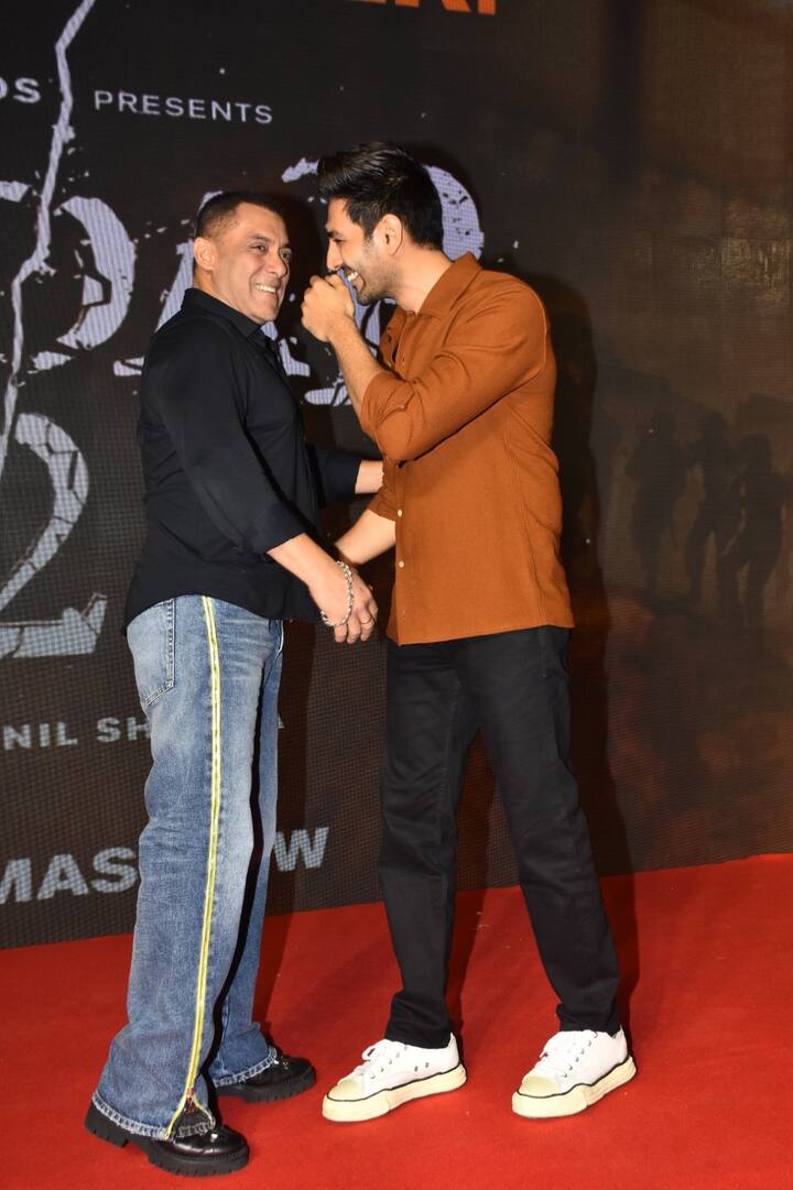 सलमान खान संग कार्तिक आर्यन को इतना फैमिलियर होते देख लगता है सलमान नई जेनरेशन के इस एनर्जेटिक एक्टर को बहुत पसंद कर रहे हैं.